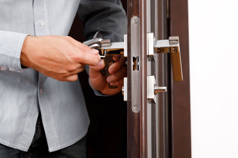 Door Handle Fixing - Locksmith in Dubai