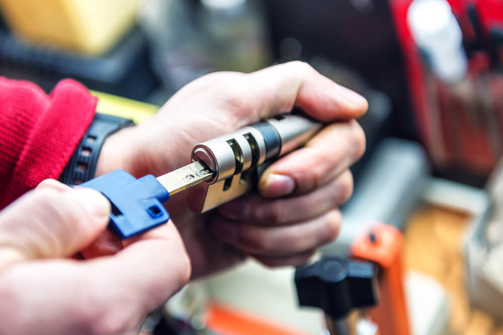 What Makes Your Home an Easy Target For Burglar – A Dubai Locksmith Guide